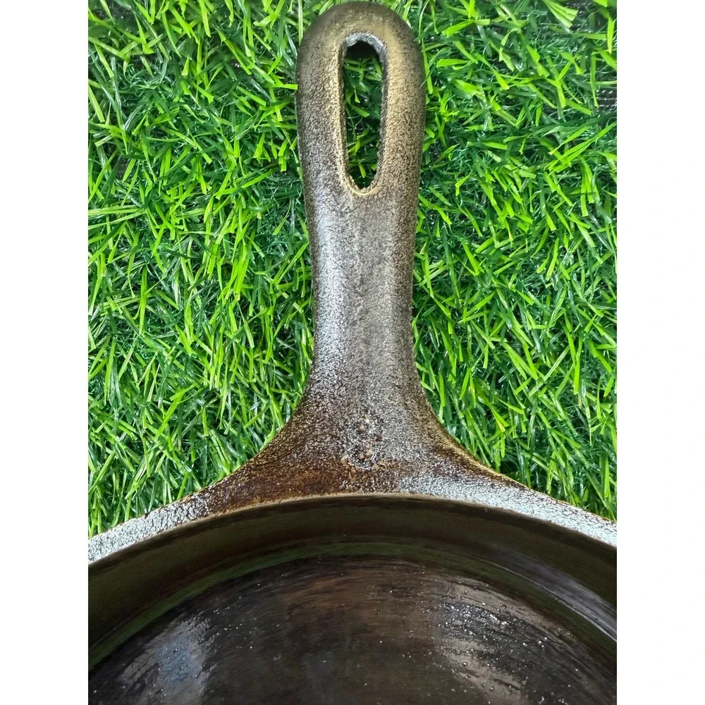 Vintage Unmarked Wagner Cast Iron Skillet Unisex 10.5 Inch Black Made in USA